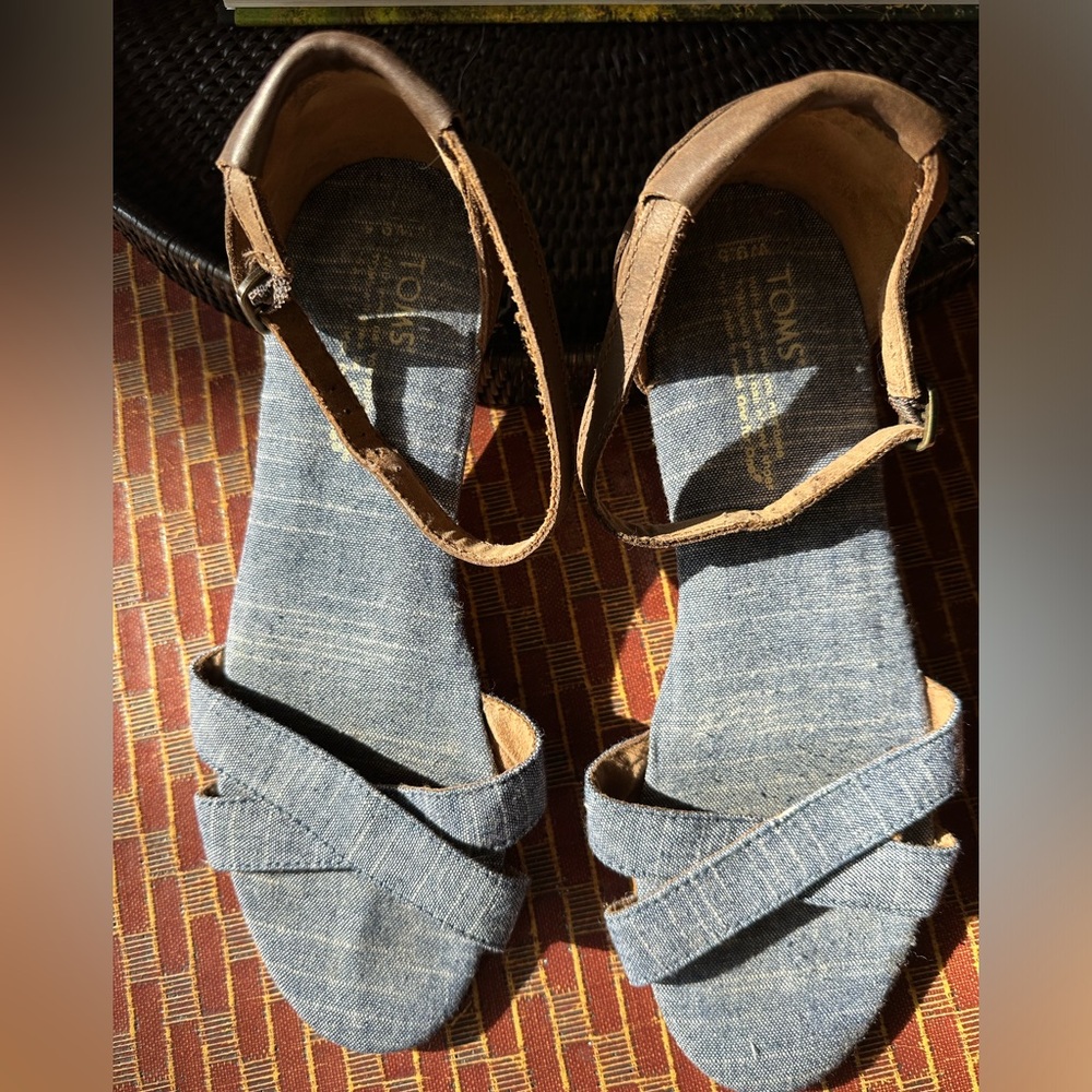 NWT Tom’s chambray strappy flat sandals